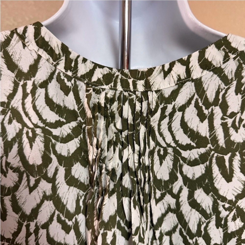 Green and White Patterned Women's Top - Picture 5 of 7